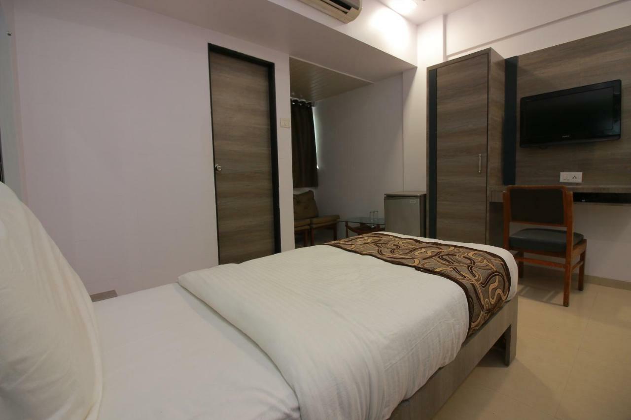 Hotel Apex Нави Мумбай Екстериор снимка