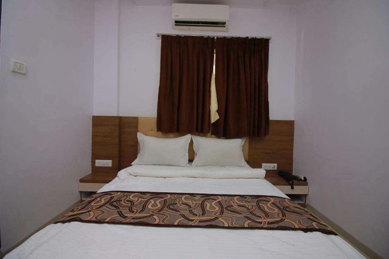 Hotel Apex Нави Мумбай Екстериор снимка